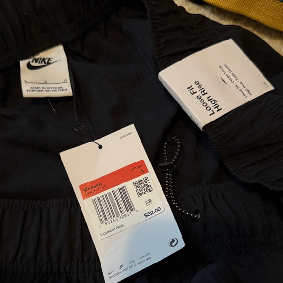 Nike Women’s Black Loosefit High Rise Athletic Cargo Shorts - Picture 2 of 3